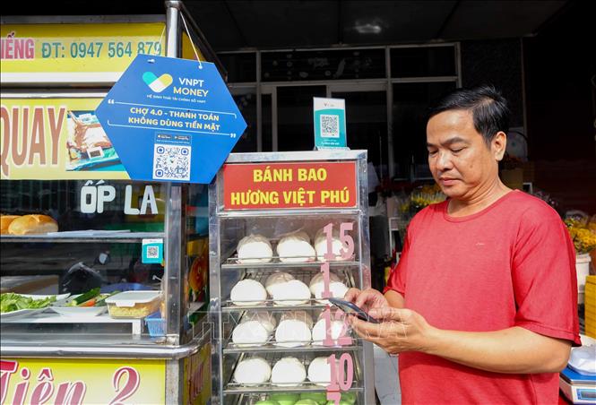 People use e-wallet in An Khanh market, Ninh Kieu district, southern Can Tho province. . VNA Photo: Thanh Liêm