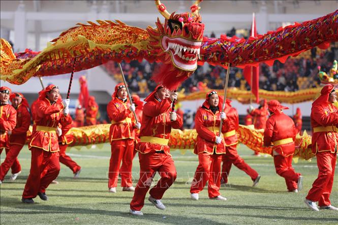 Biểu diễn trong Lễ hội Đèn lồng ở Quý châu, Trung Quốc, ngày 4/2/2023. Ảnh: THX/TTXVN