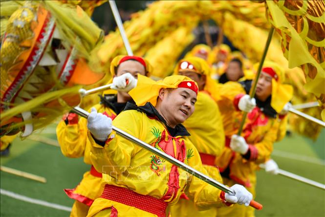Biểu diễn múa Rồng trong Lễ hội Đèn lồng ở Quý châu, Trung Quốc, ngày 5/2/2023. Ảnh: THX/TTXVN