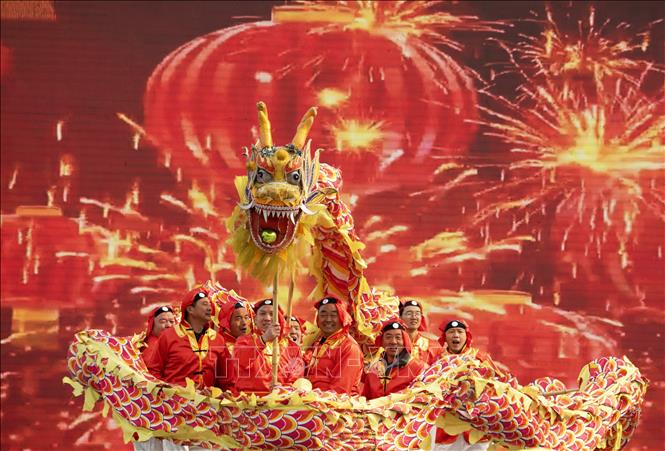 Nghệ sĩ biểu diễn múa rồng tại Lễ hội đèn lồng tại tỉnh Thiểm Tây, Trung Quốc, ngày 5/2/2023. Ảnh: THX/ TTXVN