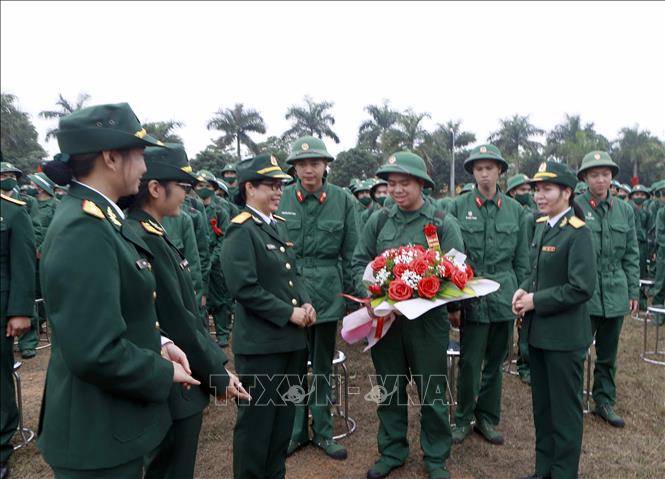 Hội phụ nữ Sư đoàn 304 tặng hoa chúc mừng, động viên các chiến sĩ mới tại Trung đoàn bộ binh 24. Ảnh: Hoàng Hùng - TTXVN 