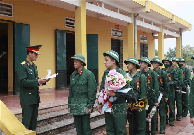 Cán bộ Trung đoàn 24 rà soát danh sách chiến sĩ mới vừa được bàn giao ở thành phố Từ Sơn, tỉnh Bắc Ninh. Ảnh: Hoàng Hùng - TTXVN 