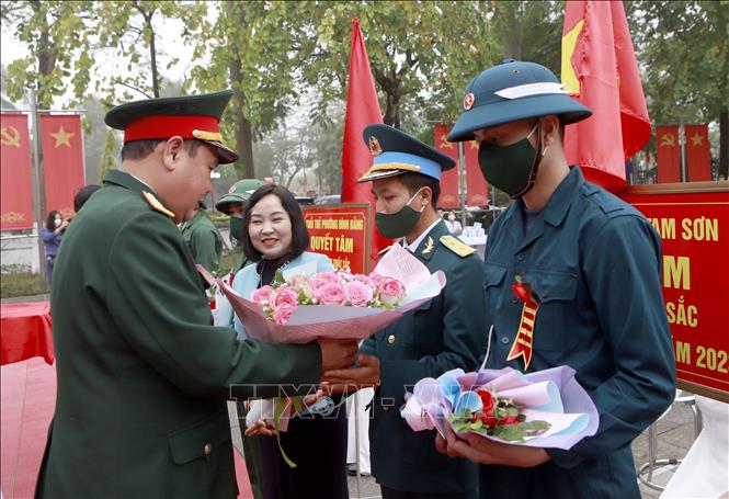 Sư đoàn trưởng Sư đoàn 304 Trịnh Ca tặng hoa cho cán bộ, và chiến sĩ mới tại lễ giao nhận quân được tổ chức ở thành phố Từ Sơn, tỉnh Bắc Ninh. Ảnh: Hoàng Hùng - TTXVN  