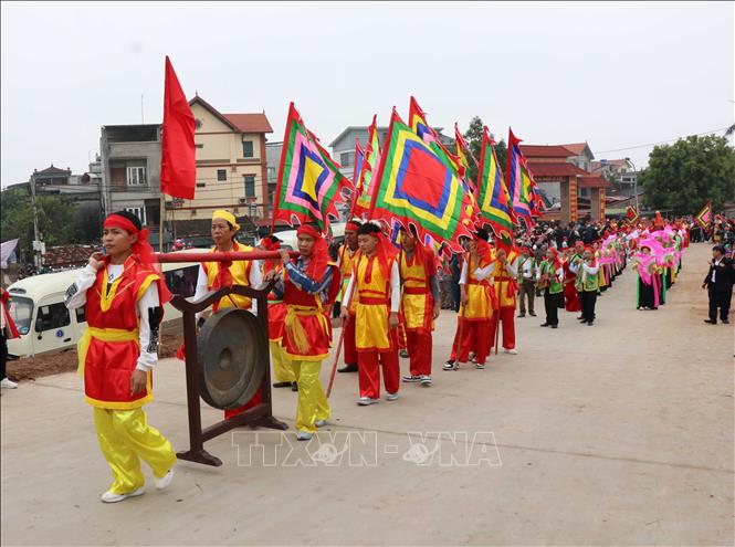Đoàn rước kiệu từ Đền ra Lăng Kinh Dương Vương và Lăng trở lại Đền theo nghi lễ truyền thống. Ảnh: Thái Hùng- TTXVN