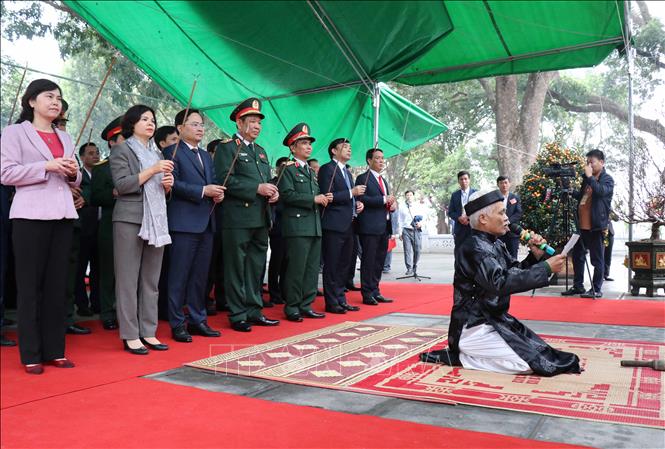 Các đại biểu dâng hương tưởng niệm Đức Thủy tổ tại Lăng Kinh Dương Vương, huyện Thuận Thành, tỉnh Bắc Ninh. Ảnh: Thái Hùng- TTXVN