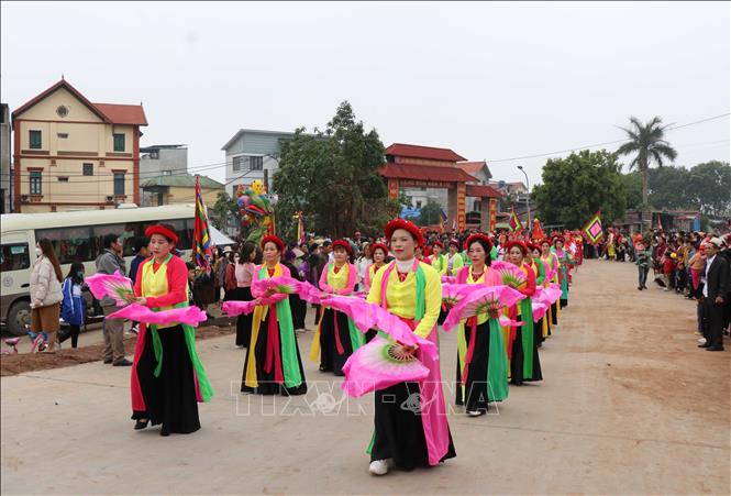 Đoàn rước kiệu từ Đền ra Lăng Kinh Dương Vương và Lăng trở lại Đền theo nghi lễ truyền thống. Ảnh: Thái Hùng- TTXVN