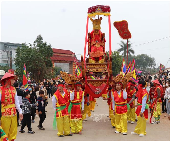 Đoàn rước kiệu Lạc Long Quân tại lễ hội Kinh Dương Vương, huyện Thuận Thành, tỉnh Bắc Ninh. Ảnh: Thái Hùng- TTXVN