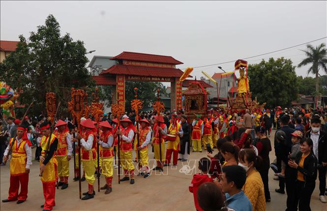 Đoàn rước kiệu với hàng trăm người rước từ Đền ra Lăng Kinh Dương Vương và từ Lăng trở lại Đền theo nghi lễ truyền thống. Ảnh: Thái Hùng- TTXVN