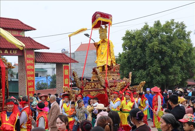 Đoàn rước kiệu Kinh Dương Vương tại lễ hội Kinh Dương Vương, huyện Thuận Thành, tỉnh Bắc Ninh. Ảnh: Thái Hùng- TTXVN