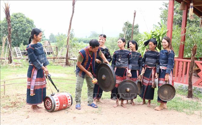 Phụ nữ cũng đã tập và diễn tấu cồng chiêng tại các lễ hội thu hút khách du lịch. Ảnh: Hồng Điệp - TTXVN