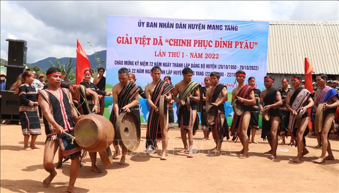 Cồng chiêng là món ăn tinh thần không thể thiếu tại các lễ hội của người dân tộc thiểu số tại Tây Nguyên. Ảnh: Hồng Điệp - TTXVN