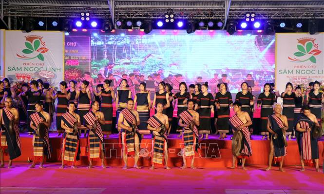 Văn nghệ khai mạc phiên chợ sâm lần thứ 2. Ảnh: Cao Nguyên-TTXVN
