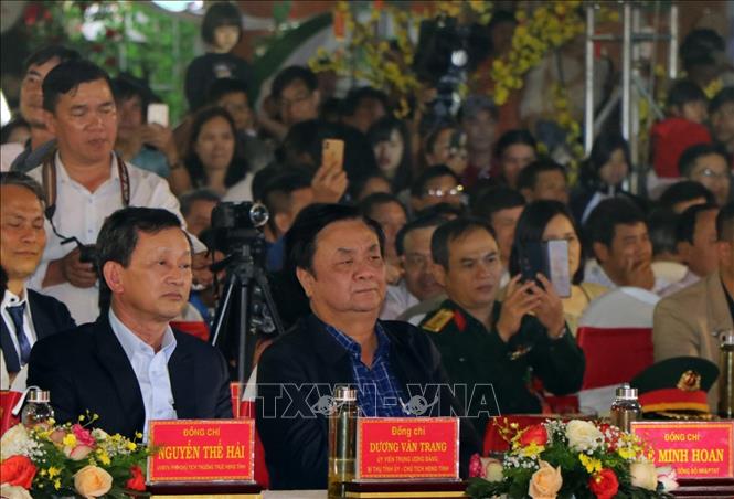 Ông Lê Minh Hoan, Bộ trưởng Bộ Nông nghiệp và Phát triển nông thôn cùng nhiều quan khách tham gia phiên chợ sâm Ngọc Linh lần thứ 2. Ảnh: Cao Nguyên-TTXVN
