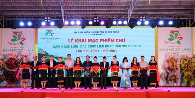 Cắt băng khai mạc phiên chợ sâm lần thứ 2. Ảnh: Cao Nguyên-TTXVN

