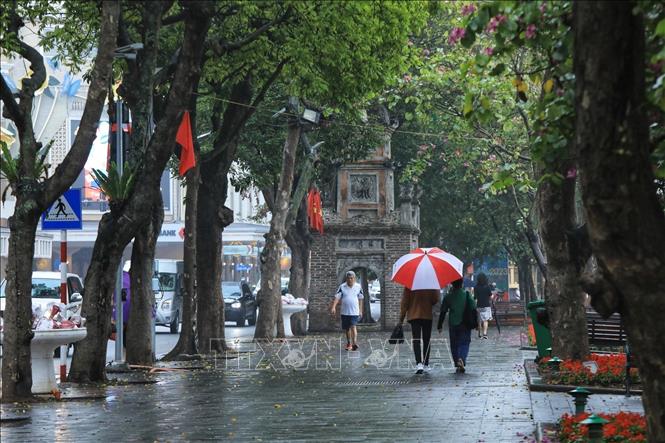 Ho Guom (Sword Lake) on a rainy day. VNA Photo: Tuấn Anh