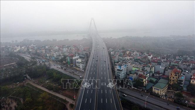Nhat Tan bridge in misty grey sky. VNA Photo: Tuấn Anh
