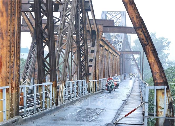 A view of Long Bien bridge in misty Hanoi. VNA Photo: Tuấn Anh