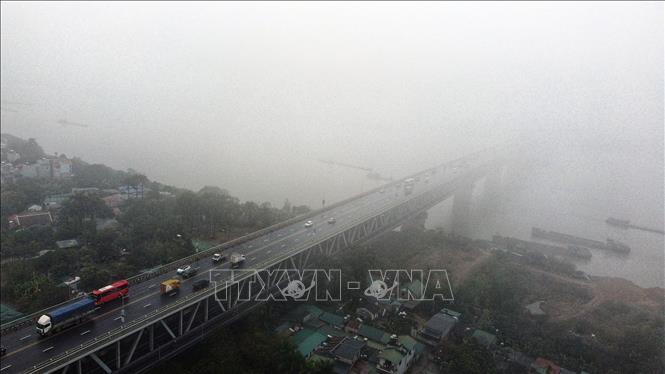 Thang Long bridge in misty drizzle. VNA Photo: Huy Hùng