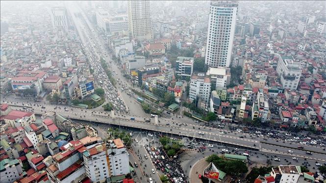 A busy Hanoi in grey morning. VNA Photo: Huy Hùng
