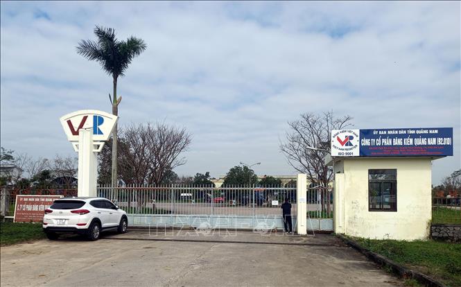 Trung tâm đăng kiểm xe cơ giới 9201D bị cơ quan Công an đóng cửa nội bất xuất, ngoại bất nhập trong thời gian bị điều tra. Ảnh: Trịnh Bang Nhiệm - TTXVN