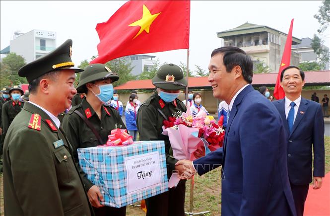 Trong ảnh: Lãnh đạo tỉnh Phú Thọ tặng hoa, quà và động viên các tân binh trong ngày hội tòng quân. Ảnh: Trung Kiên - TTXVN
