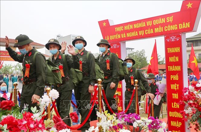 Trong ảnh: Thanh niên Đất Tổ hăng hái lên đường nhập ngũ. Ảnh: Trung Kiên - TTXVN