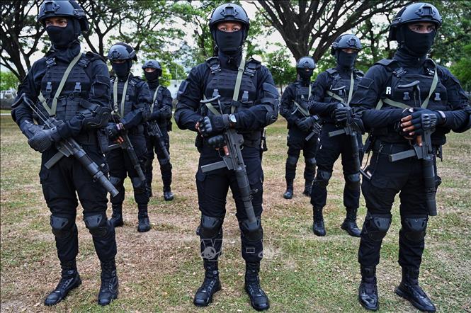 Lực lượng chống khủng bố tuần tra tại Banda Aceh, Indonesia. Ảnh: AFP/TTXVN