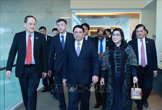 Cán bộ, nhân viên Đại sứ quán và cộng đồng người Việt Nam tại Singapore đón Thủ tướng Phạm Minh Chính và Phu nhân tại sân bay Changi. Ảnh: Dương Giang-TTXVN
