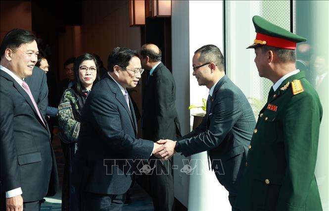 Cán bộ, nhân viên Đại sứ quán và cộng đồng người Việt Nam tại Singapore đón Thủ tướng Phạm Minh Chính và Phu nhân tại sân bay Changi. Ảnh: Dương Giang-TTXVN
