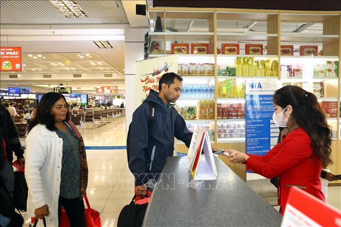 Foreign passengers check in at the Hanoi-based Noi Bai International Airport in the first days of the Lunar New Year. VNA Photo: Huy Hùng 