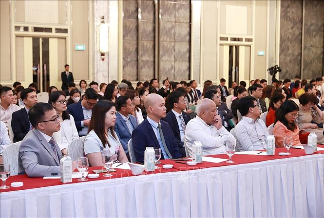  Cán bộ, nhân viên các cơ quan đại diện và cộng đồng người Việt Nam tại Singapore tham dự buổi gặp. Ảnh: Dương Giang-TTXVN
