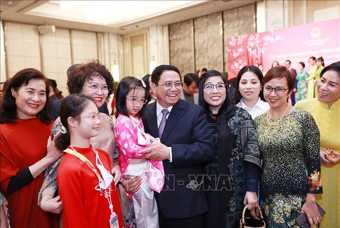 Thủ tướng Phạm Minh Chính và Phu nhân với cộng đồng người Việt Nam tại Singapore. Ảnh: Dương Giang-TTXVN
