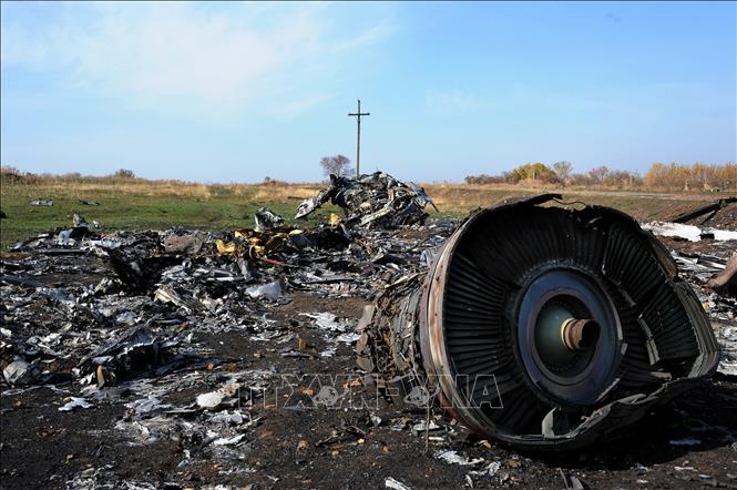 (Tư liệu) Hiện trường vụ rơi máy bay MH17 của hãng hàng không Malaysia Airlines ở gần làng Rassipnoe, Ukraine, ngày 15/10/2014. Ảnh: AFP/ TTXVN 
