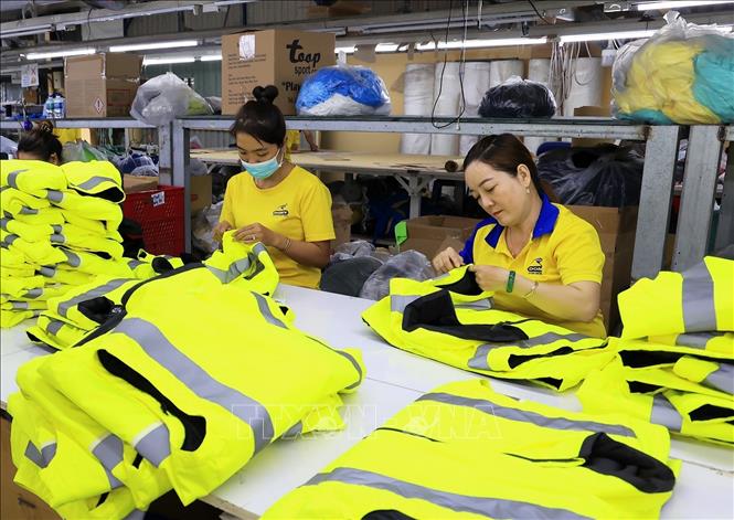 Trong ảnh: Công nhân Công ty TNHH May mặc Dony gia công hàng dệt may xuất khẩu. Ảnh: Hồng Đạt - TTXVN
