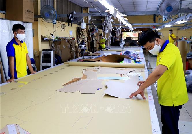 Trong ảnh: Thiết kế mẫu sản phẩm may mặc tại Công ty TNHH May mặc Dony. Ảnh: Hồng Đạt - TTXVN
