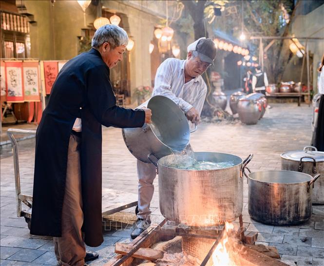 Trong ảnh: Tái hiện lại các công đoạn trong hoạt động làm bánh chưng Tết của người Việt. Ảnh: Thùy Dung - TTXVN