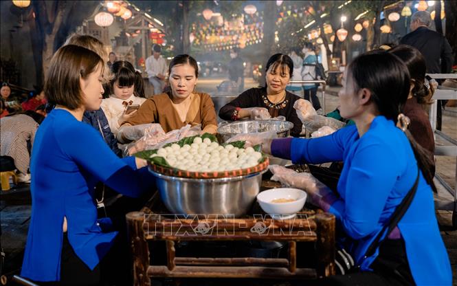Trong ảnh: Hướng dẫn du khách trải nghiệm làm bánh trôi. Ảnh: Thùy Dung - TTXVN