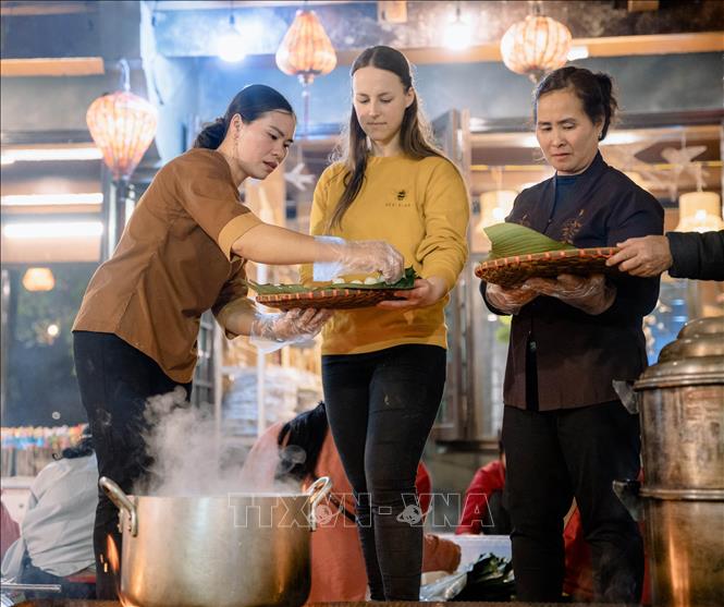 Trong ảnh: Hướng dẫn du khách trải nghiệm làm bánh trôi. Ảnh: Thùy Dung - TTXVN