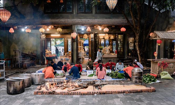 Trong ảnh: Tái hiện lại các công đoạn trong hoạt động làm bánh chưng Tết của người Việt. Ảnh: Thùy Dung - TTXVN