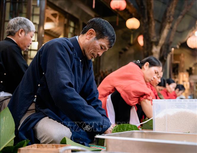 Trong ảnh: Tái hiện lại các công đoạn trong hoạt động làm bánh chưng Tết của người Việt. Ảnh: Thùy Dung - TTXVN