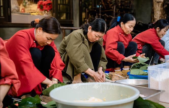 Trong ảnh: Tái hiện lại các công đoạn trong hoạt động làm bánh chưng Tết của người Việt. Ảnh: Thùy Dung - TTXVN