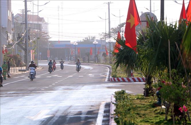 Trong ảnh: Tuyến đường đôi vào thành phố Phan Rang - Tháp Chàm nối với tuyến quốc lộ 1A đoạn qua địa bàn huyện Ninh Phước. Ảnh: Công Thử - TTXVN