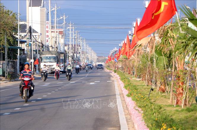 Trong ảnh: Tuyến đường đôi vào thành phố Phan Rang - Tháp Chàm (đoạn phía Nam). Ảnh: Công Thử - TTXVN