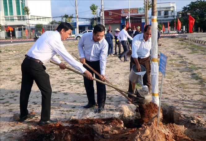 Trong ảnh: Các đại biểu trồng cây xanh tại công viên khu tái định cư Tuyến đường đôi vào thành phố Phan Rang - Tháp Chàm. Ảnh: Công Thử - TTXVN