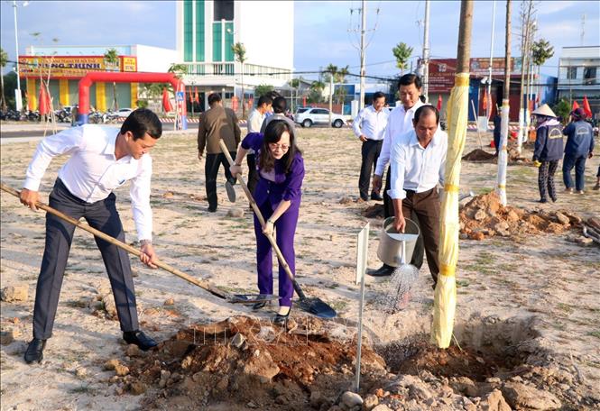 Trong ảnh: Các đại biểu trồng cây xanh tại công viên khu tái định cư Tuyến đường đôi vào thành phố Phan Rang - Tháp Chàm. Ảnh: Công Thử - TTXVN