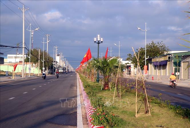 Trong ảnh: Tuyến đường đôi vào thành phố Phan Rang - Tháp Chàm (đoạn phía Nam). Ảnh: Công Thử - TTXVN