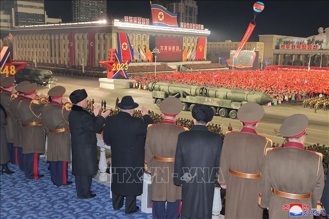 Nhà lãnh đạo Triều Tiên Kim Jong-un dự lễ duyệt binh kỷ niệm 75 năm thành lập Lực lượng Vũ trang Nhân dân (KPA) của Triều Tiên ở thủ đô Bình Nhưỡng ngày 8/2/2023. Ảnh: KCNA/ TTXVN