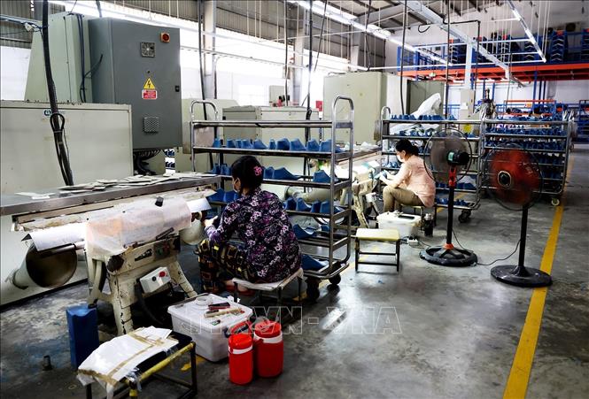 Trong ảnh: Nhà xưởng cho thuê sản xuất phụ liệu da giày tại thị xã Tân Uyên, tỉnh Bình Dương. Ảnh: Hồng Đạt - TTXVN
