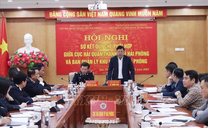 Ông Lê Trung Kiên, Trưởng ban Ban Quản lý Khu kinh tế Hải Phòng phát biểu tại Hội nghị. Ảnh: Minh Huệ - TTXVN