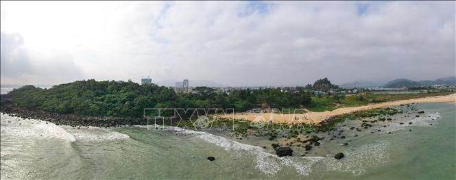 Trong ảnh: Bãi đá rạn Nam Ô còn hoang sơ với một màu xanh mướt của rêu mỗi dịp xuân về. Ảnh: Trần Lê Lâm – TTXVN 